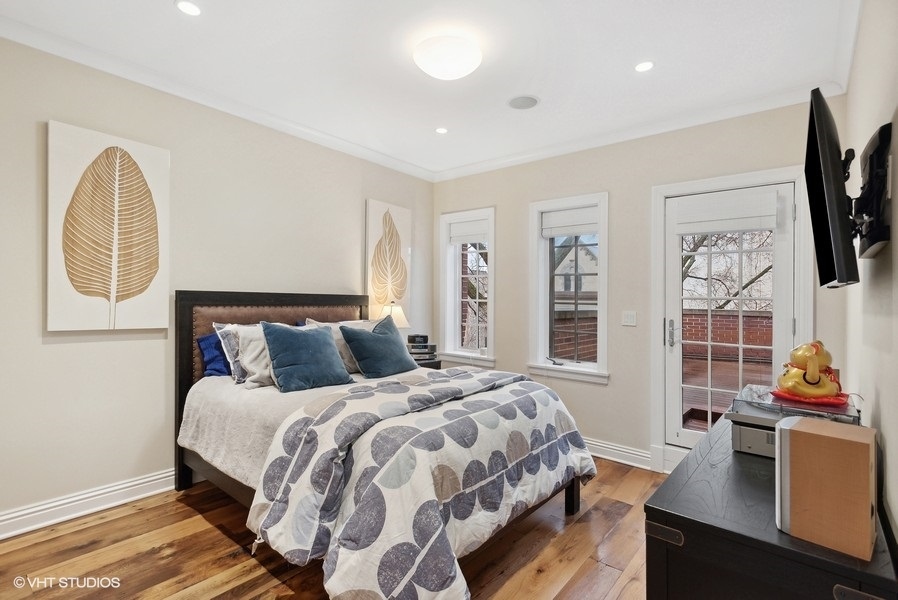 2306 N Southport Avenue