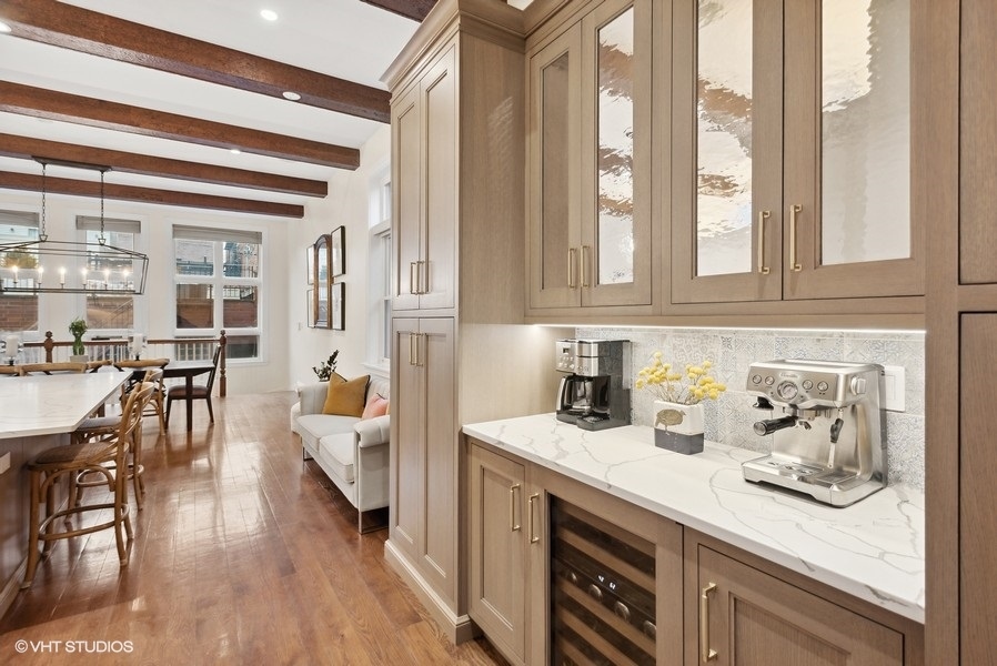 2306 N Southport Avenue