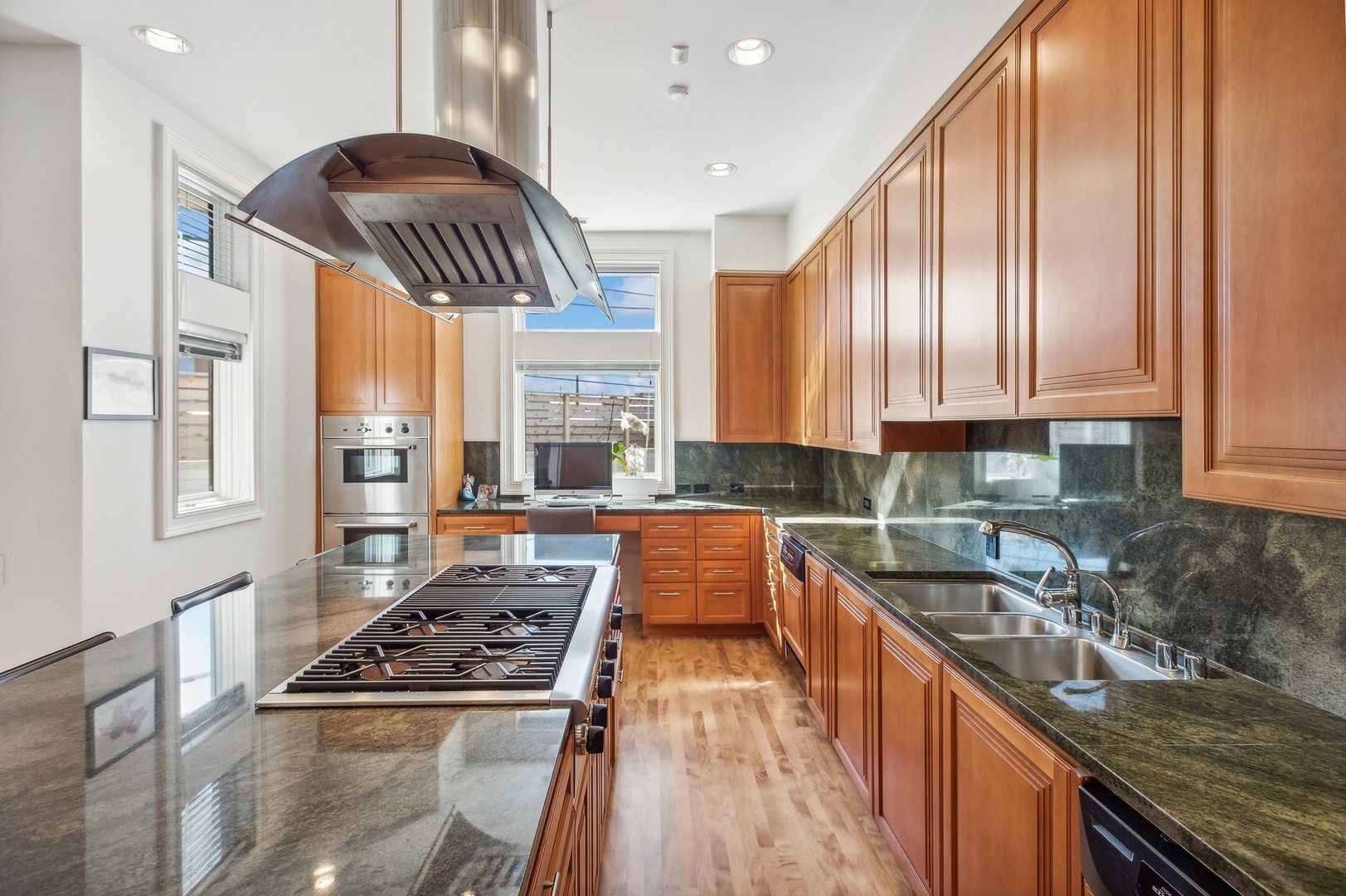 2036 N MAGNOLIA Avenue