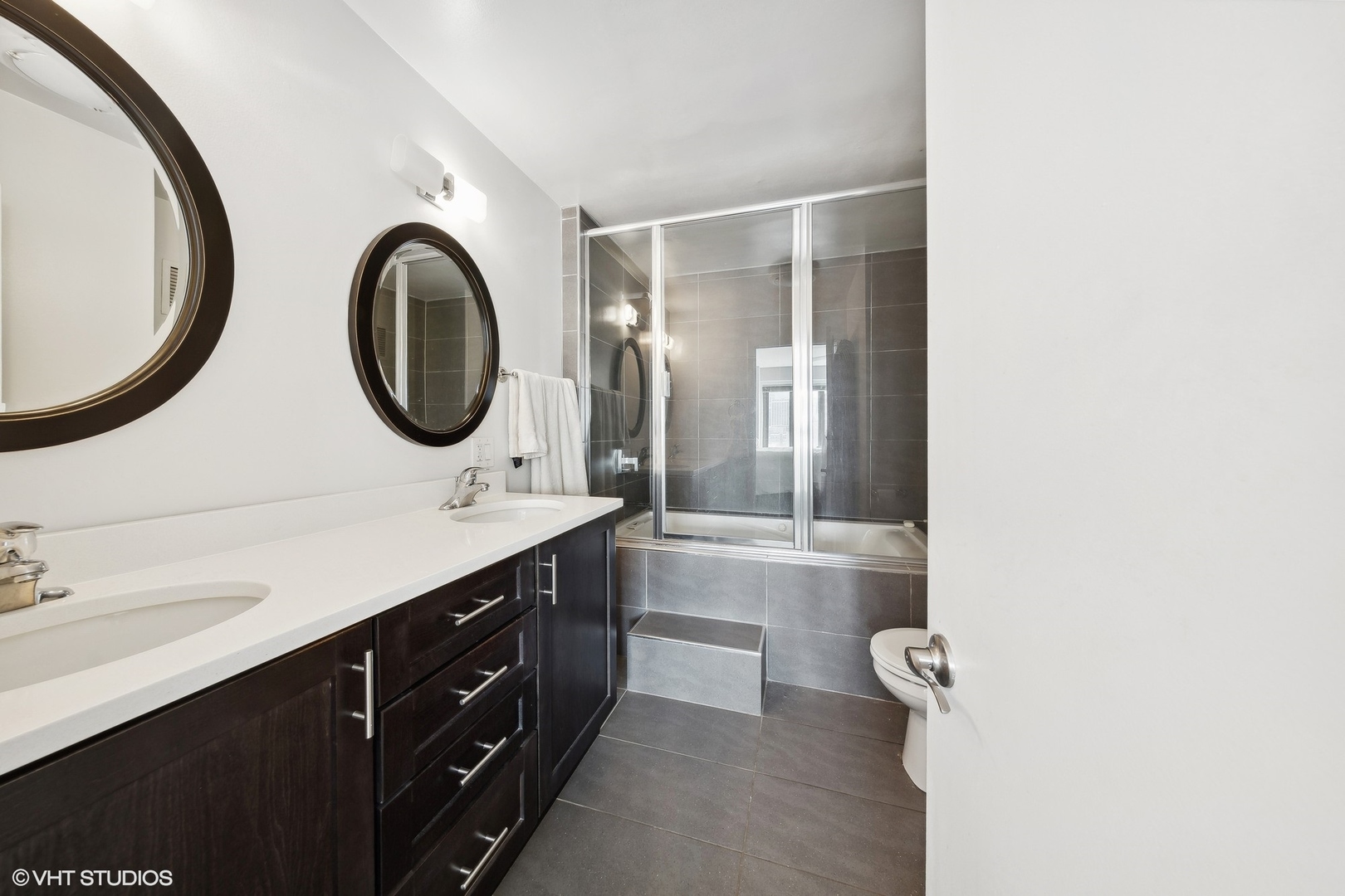 1350 N Lake Shore Drive Unit: 2209S