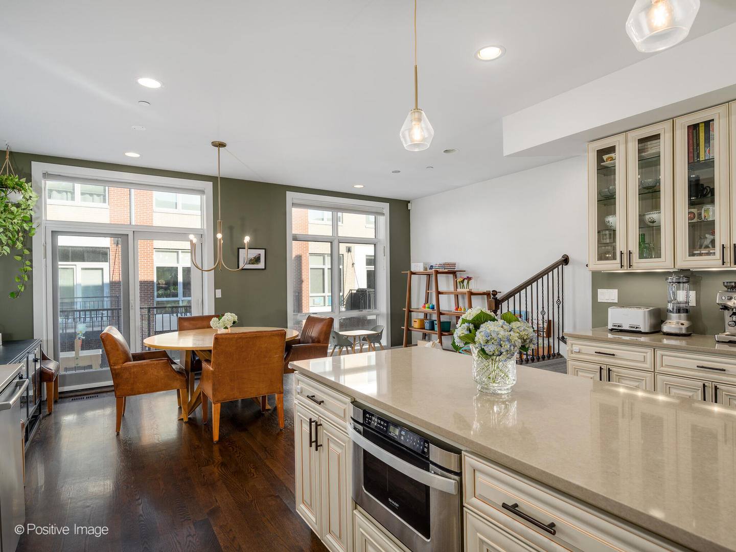 2823 N OAKLEY Avenue Unit: C