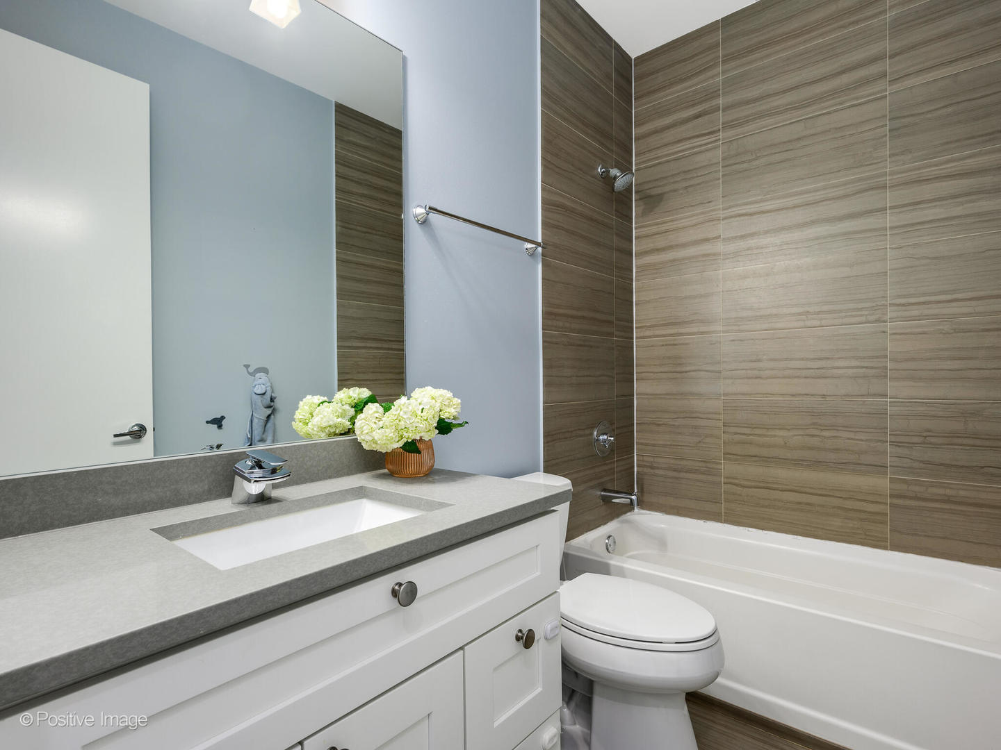 2823 N OAKLEY Avenue Unit: C