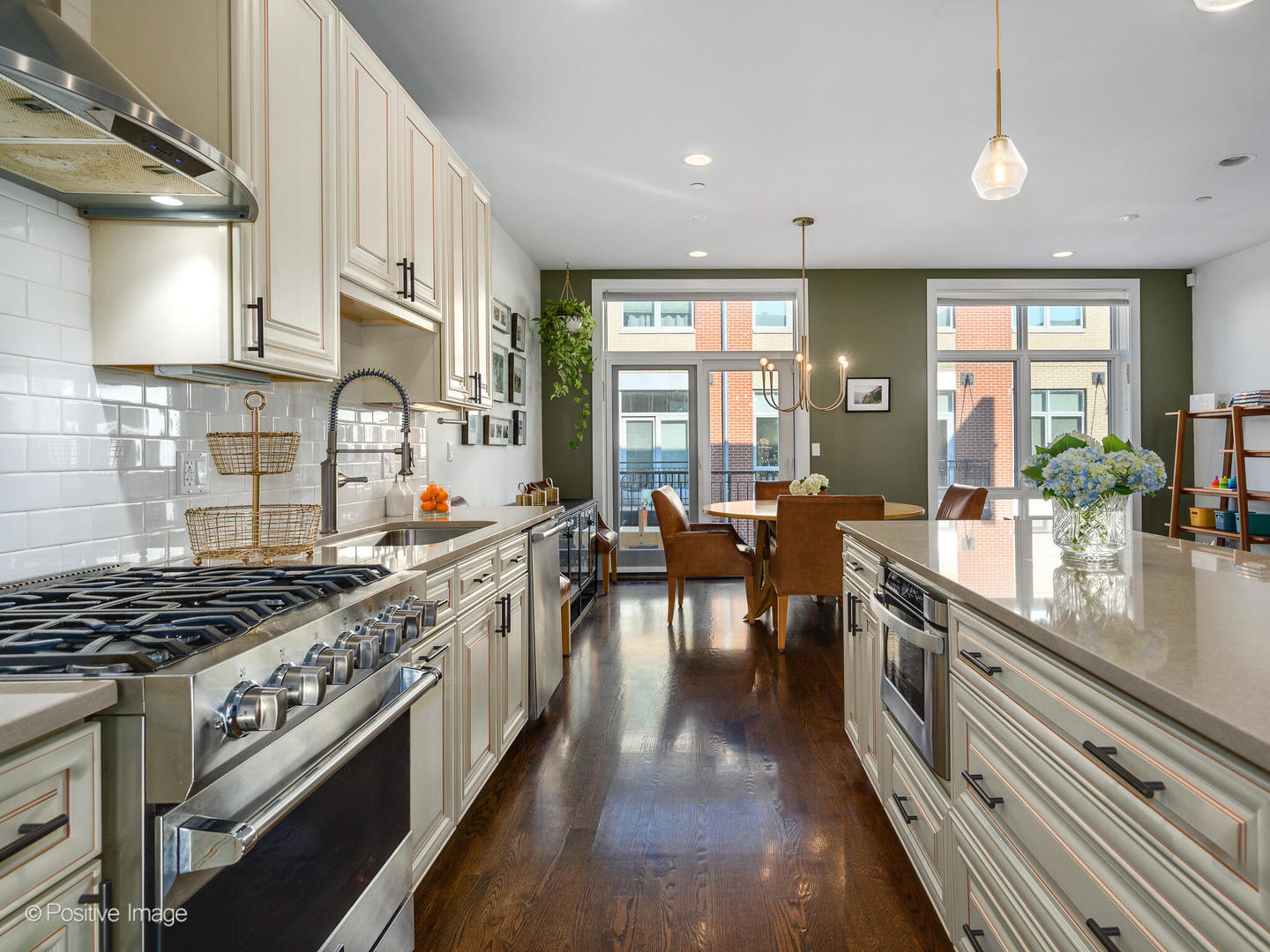 2823 N OAKLEY Avenue Unit: C