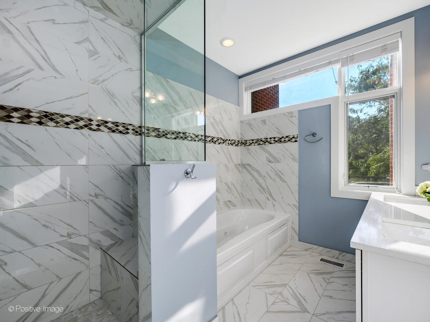 2823 N OAKLEY Avenue Unit: C