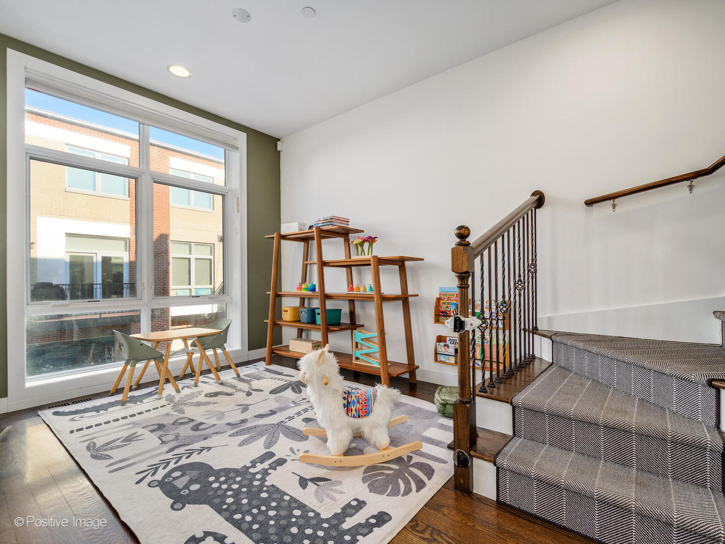 2823 N OAKLEY Avenue Unit: C