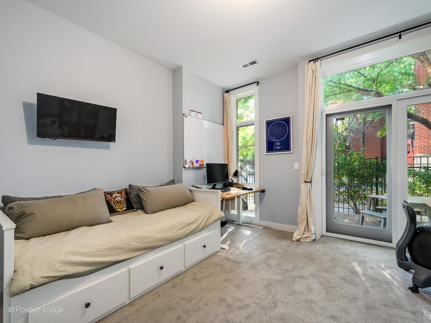 2823 N OAKLEY Avenue Unit: C