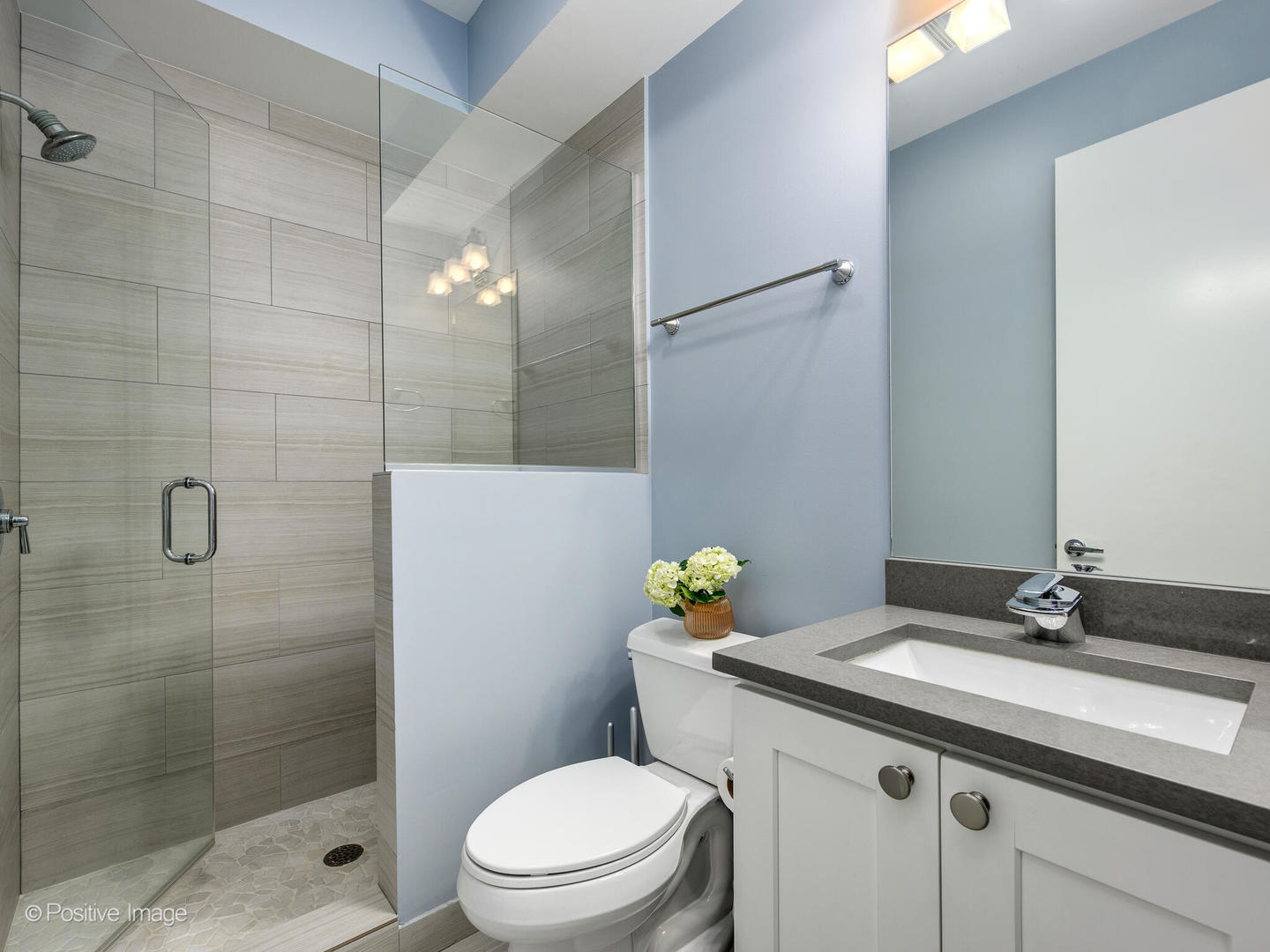 2823 N OAKLEY Avenue Unit: C