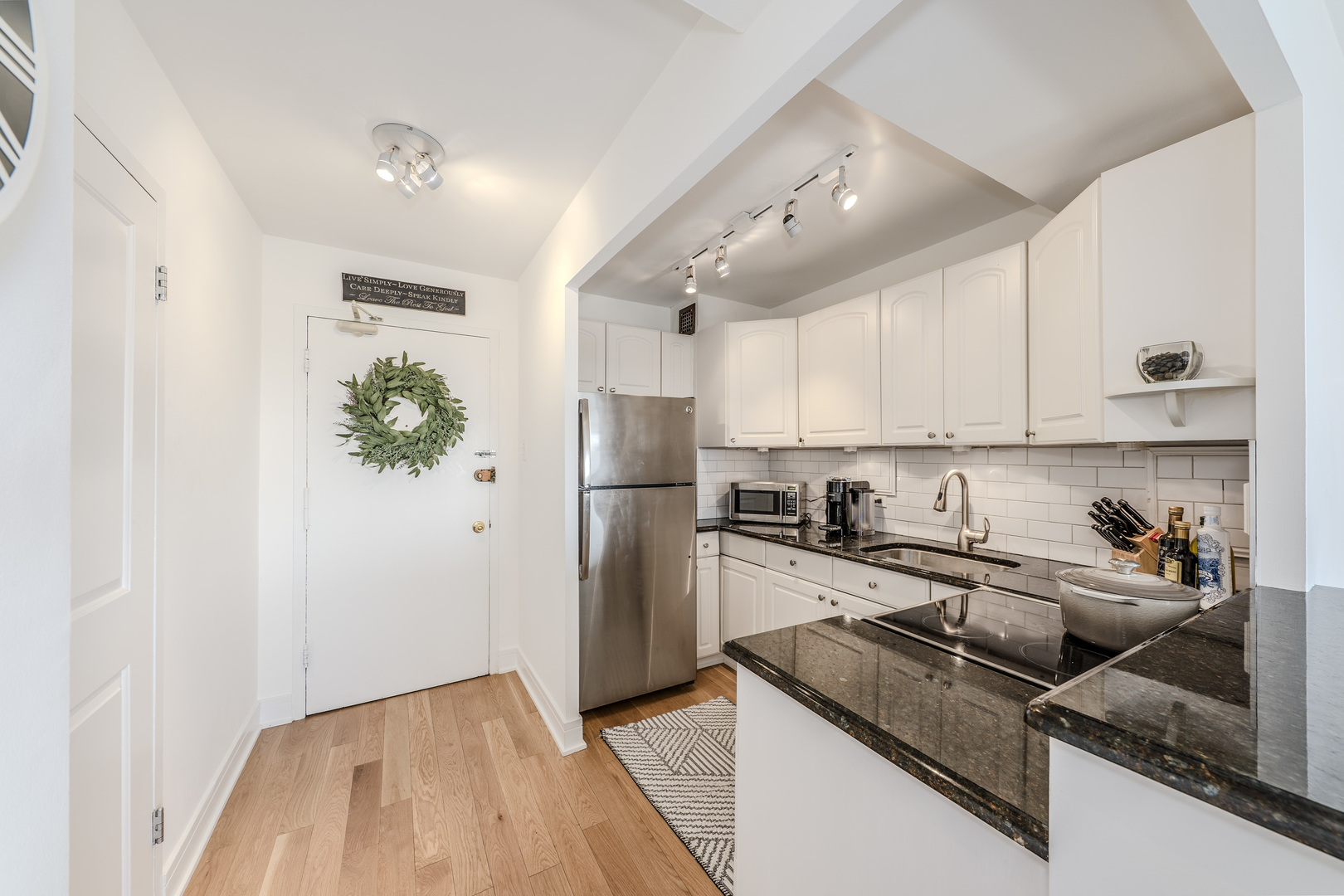 2909 N Sheridan Road Unit: 1511