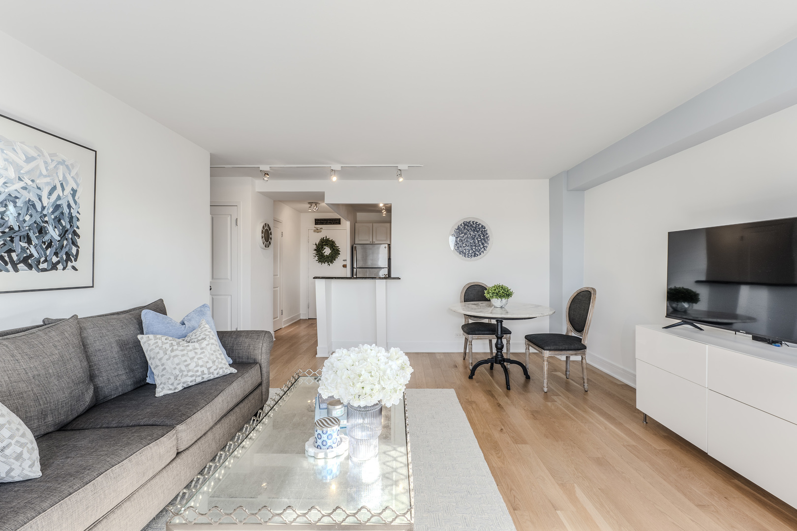 2909 N Sheridan Road Unit: 1511