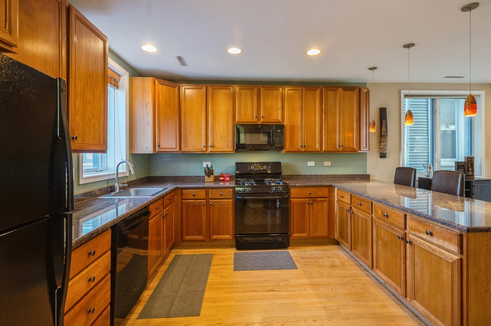 1728 W Roscoe Street Unit: 2