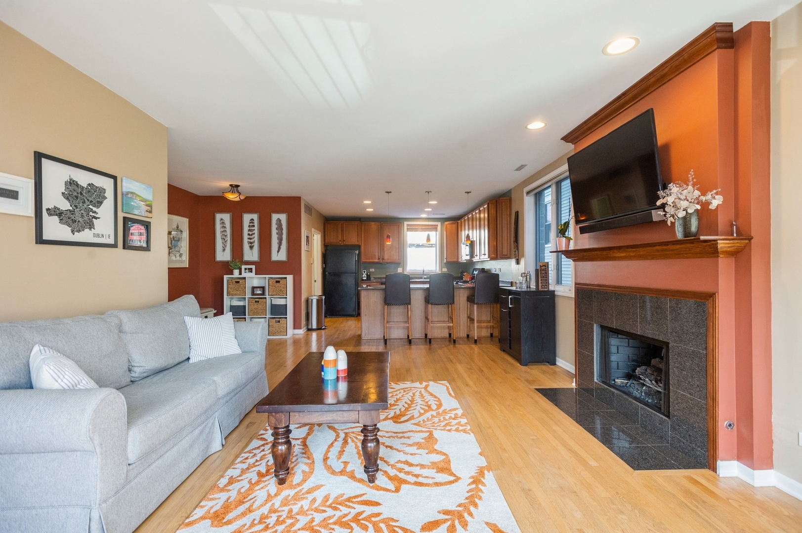 1728 W Roscoe Street Unit: 2