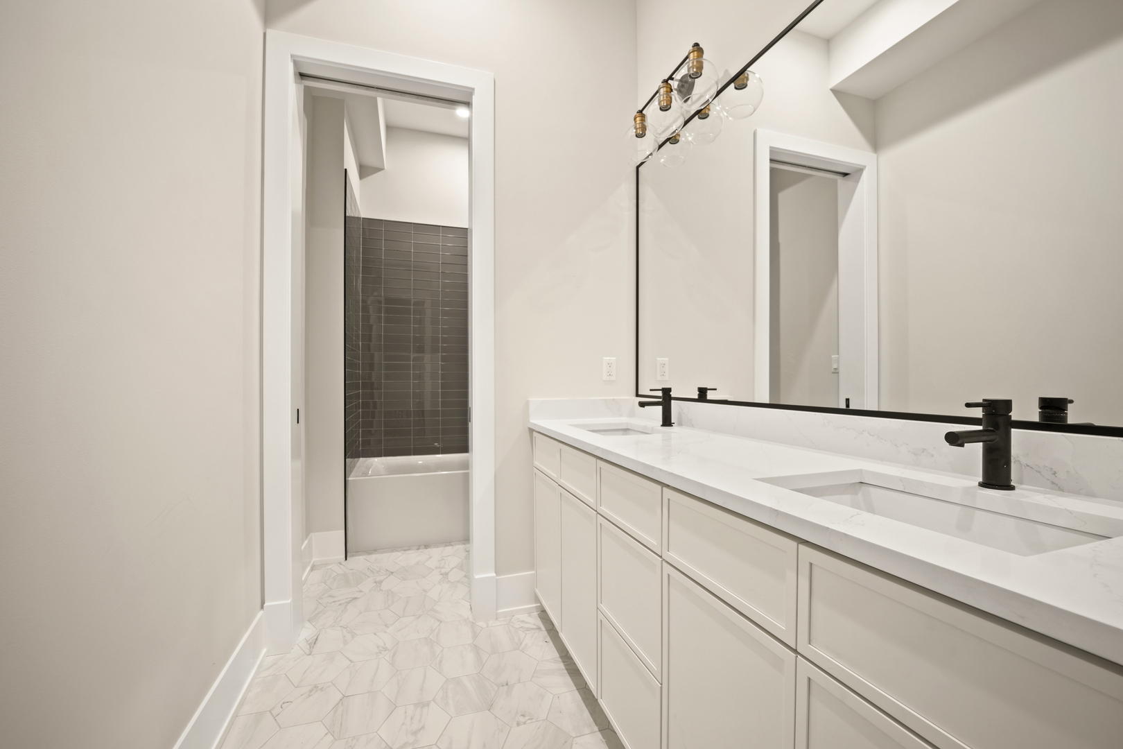 4343 N Richmond Avenue Unit: 1N