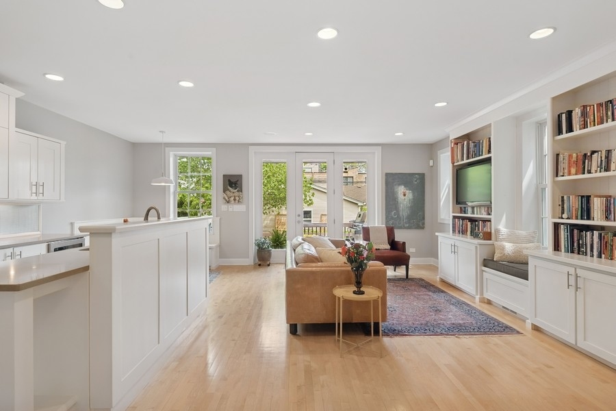 3643 N Oakley Avenue