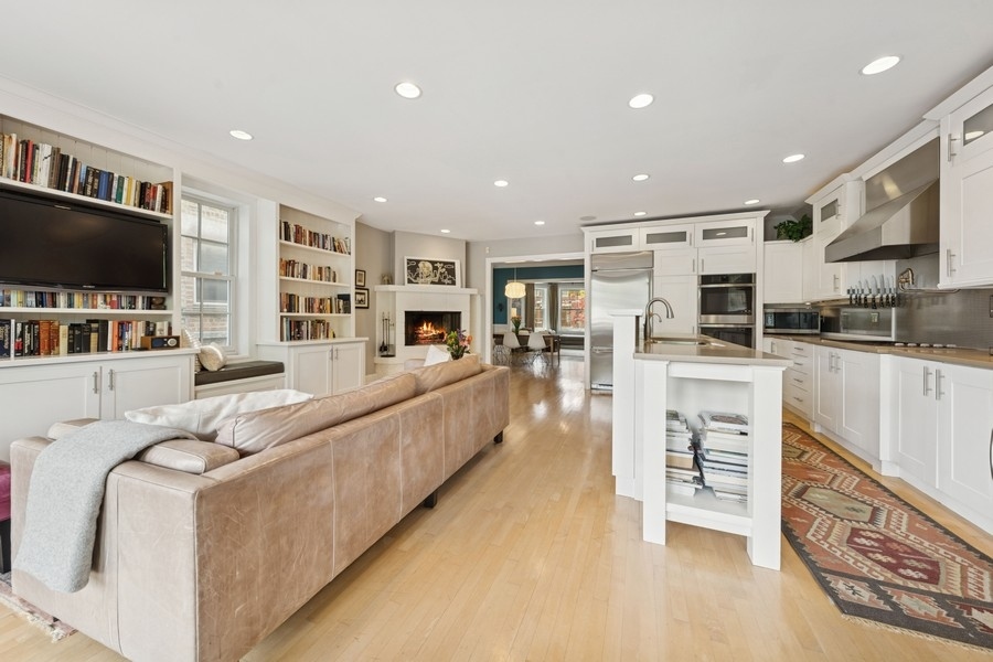 3643 N Oakley Avenue