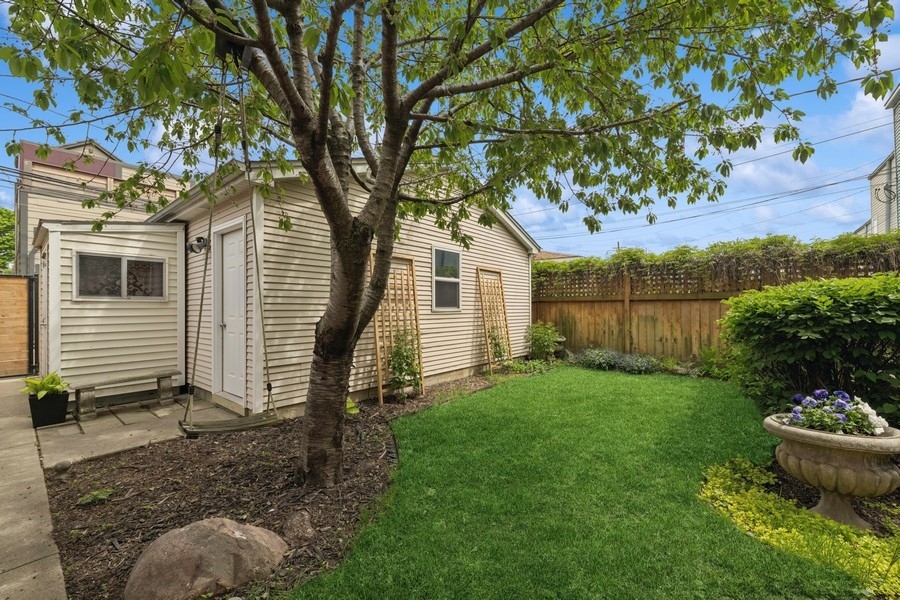 3643 N Oakley Avenue