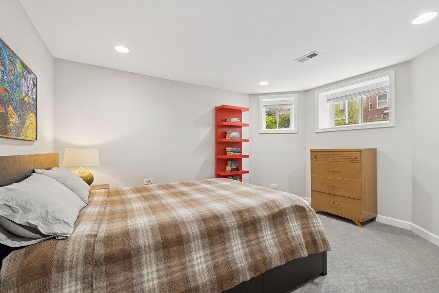 3643 N Oakley Avenue