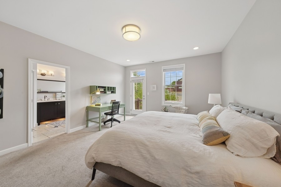 3643 N Oakley Avenue