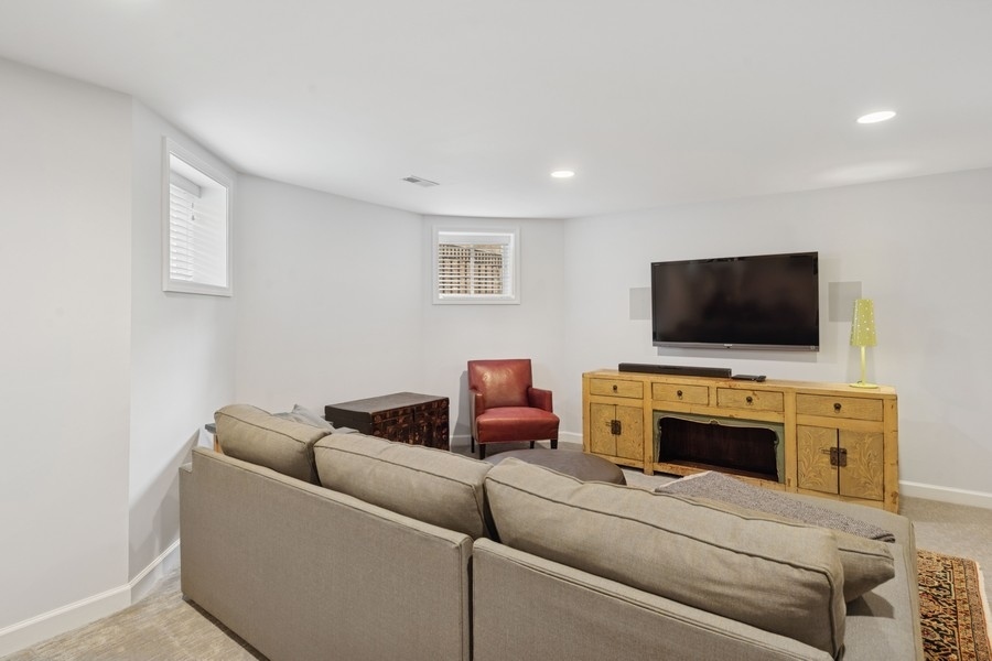 3643 N Oakley Avenue