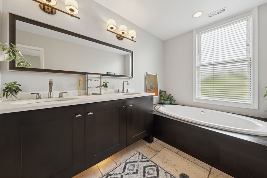 3643 N Oakley Avenue