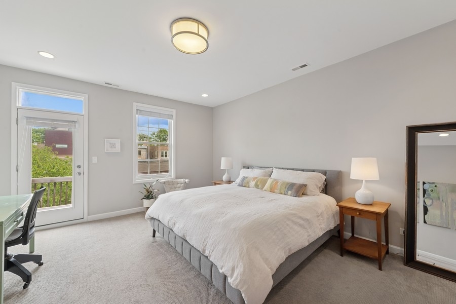 3643 N Oakley Avenue