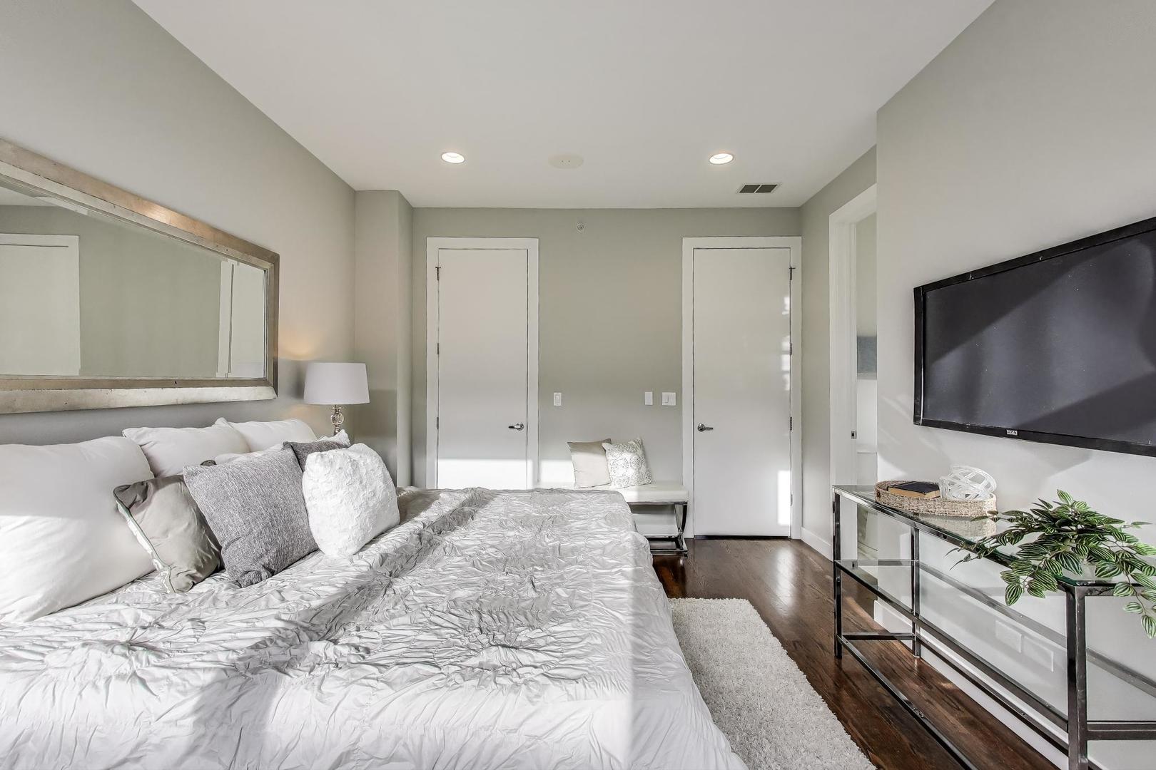 2823 N OAKLEY Avenue Unit: K