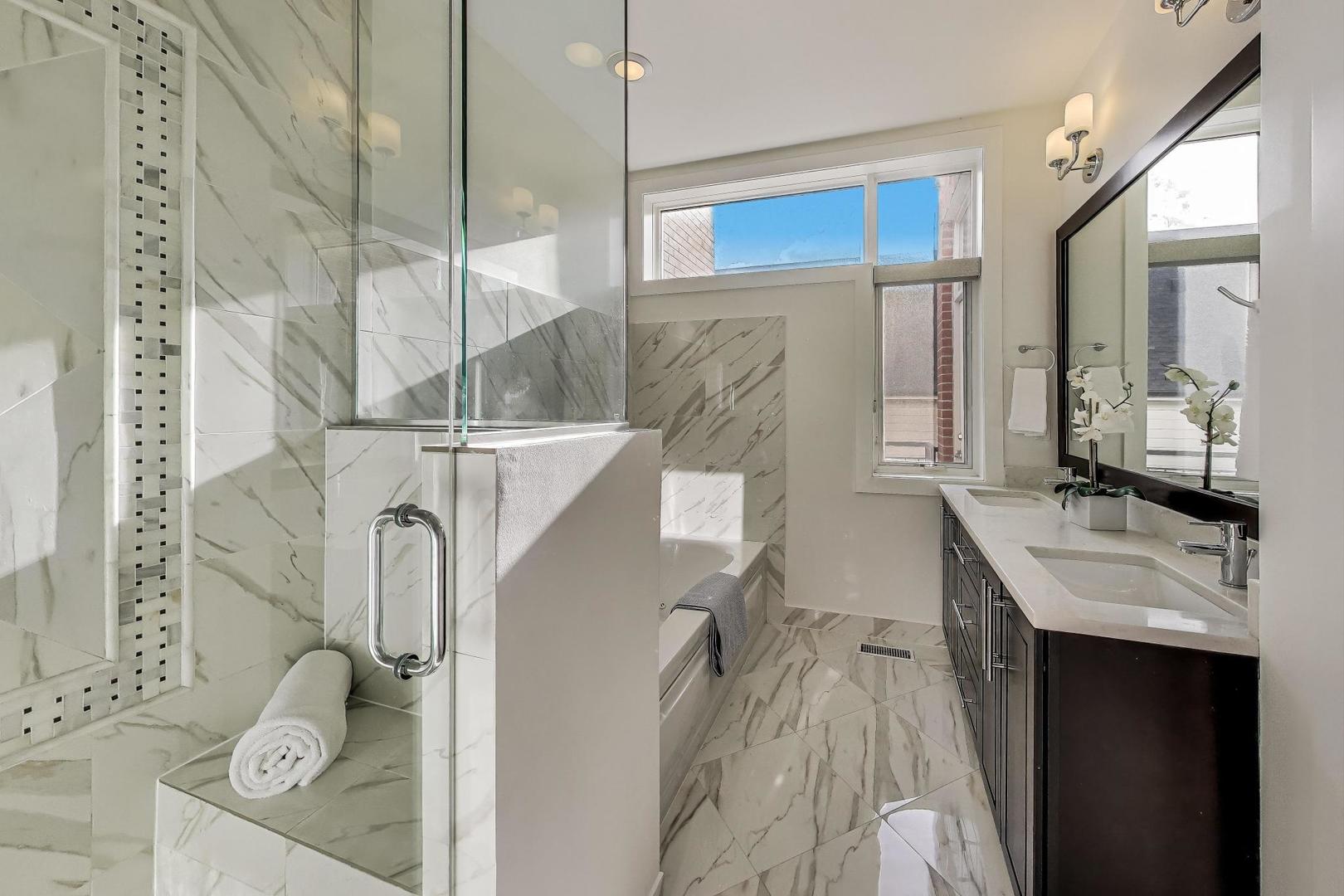 2823 N OAKLEY Avenue Unit: K