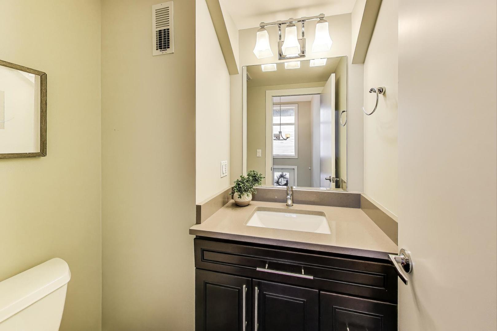 2823 N OAKLEY Avenue Unit: K