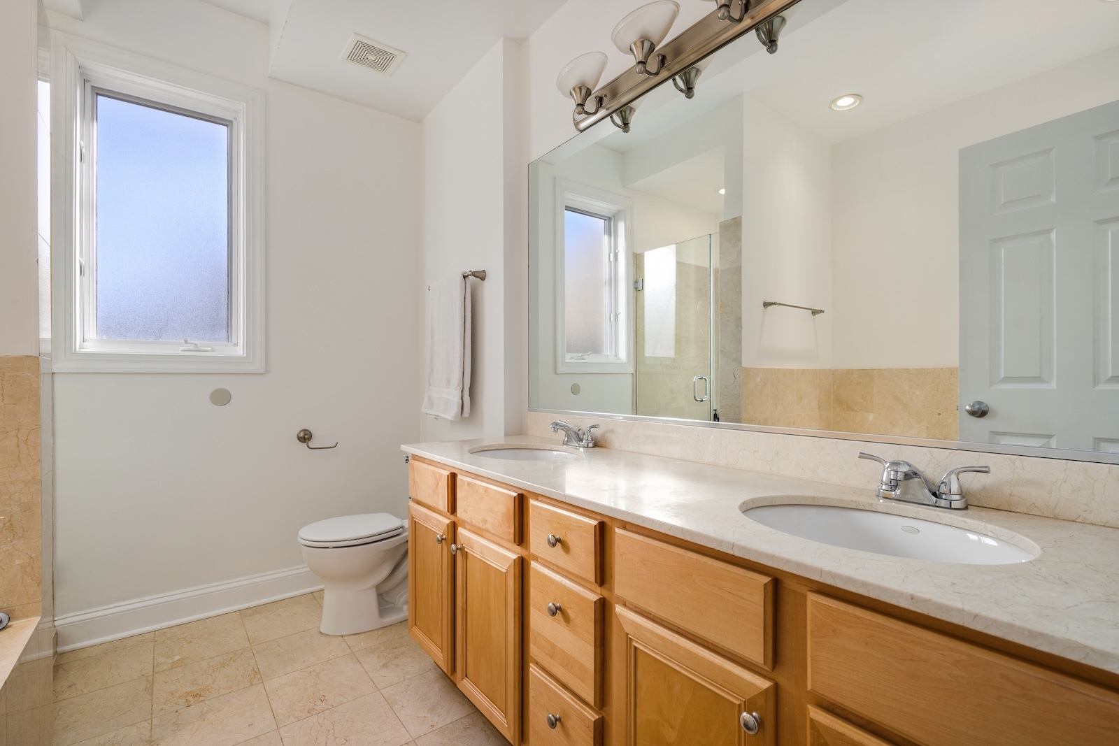 827 W BRADLEY Place Unit: 1W