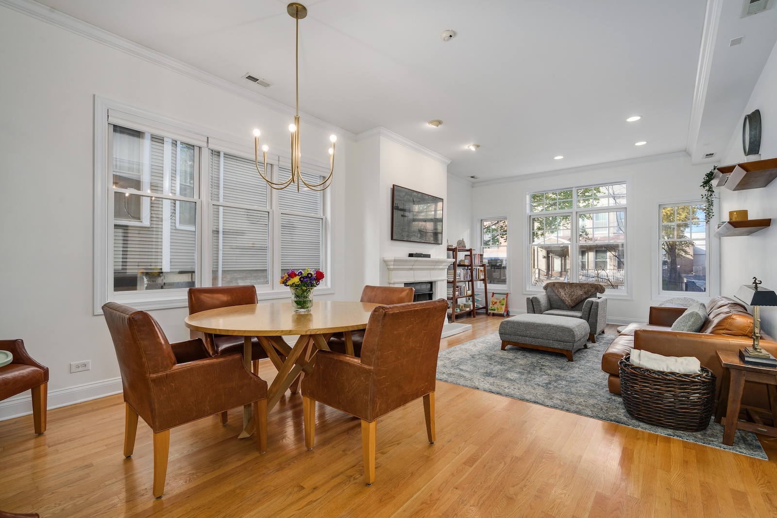 827 W BRADLEY Place Unit: 1W