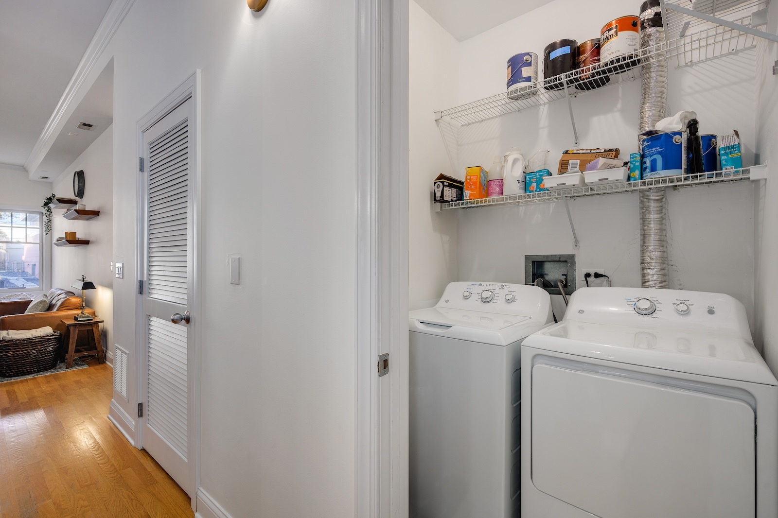 827 W BRADLEY Place Unit: 1W