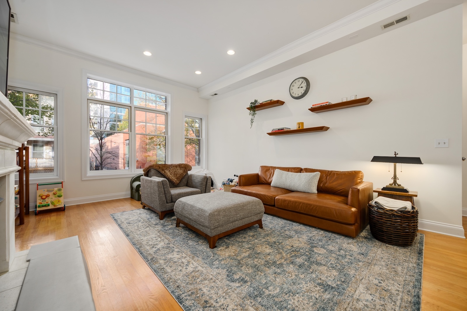 827 W BRADLEY Place Unit: 1W