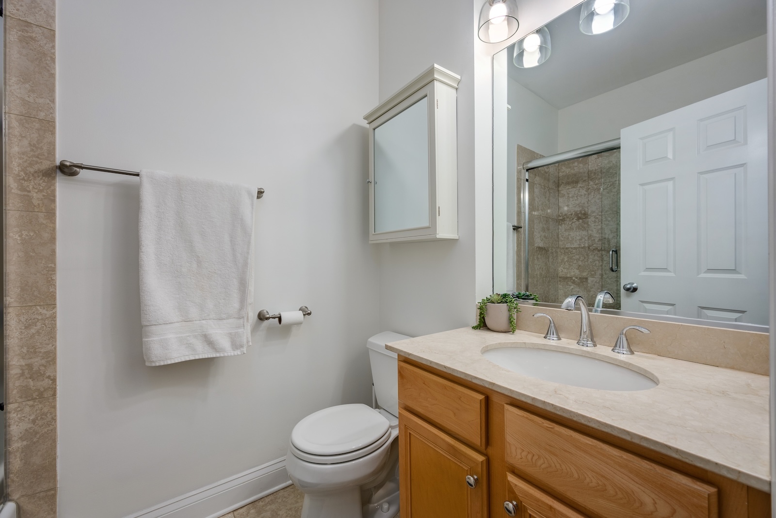 827 W BRADLEY Place Unit: 1W