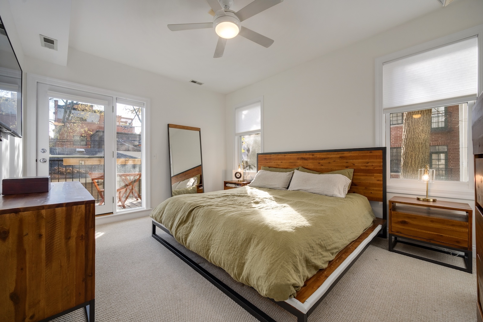 827 W BRADLEY Place Unit: 1W