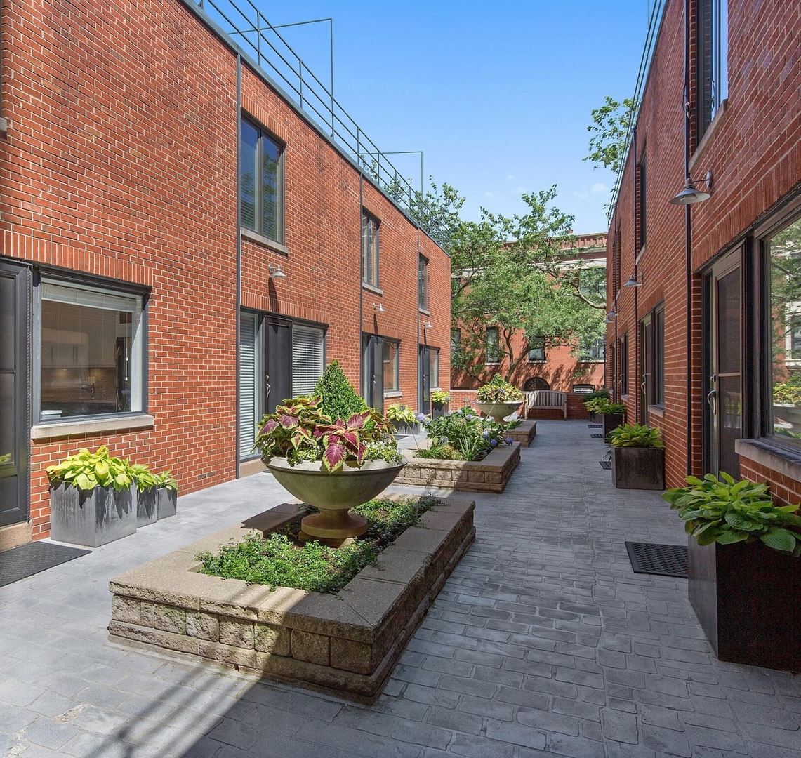 205 W EUGENIE Street Unit: I