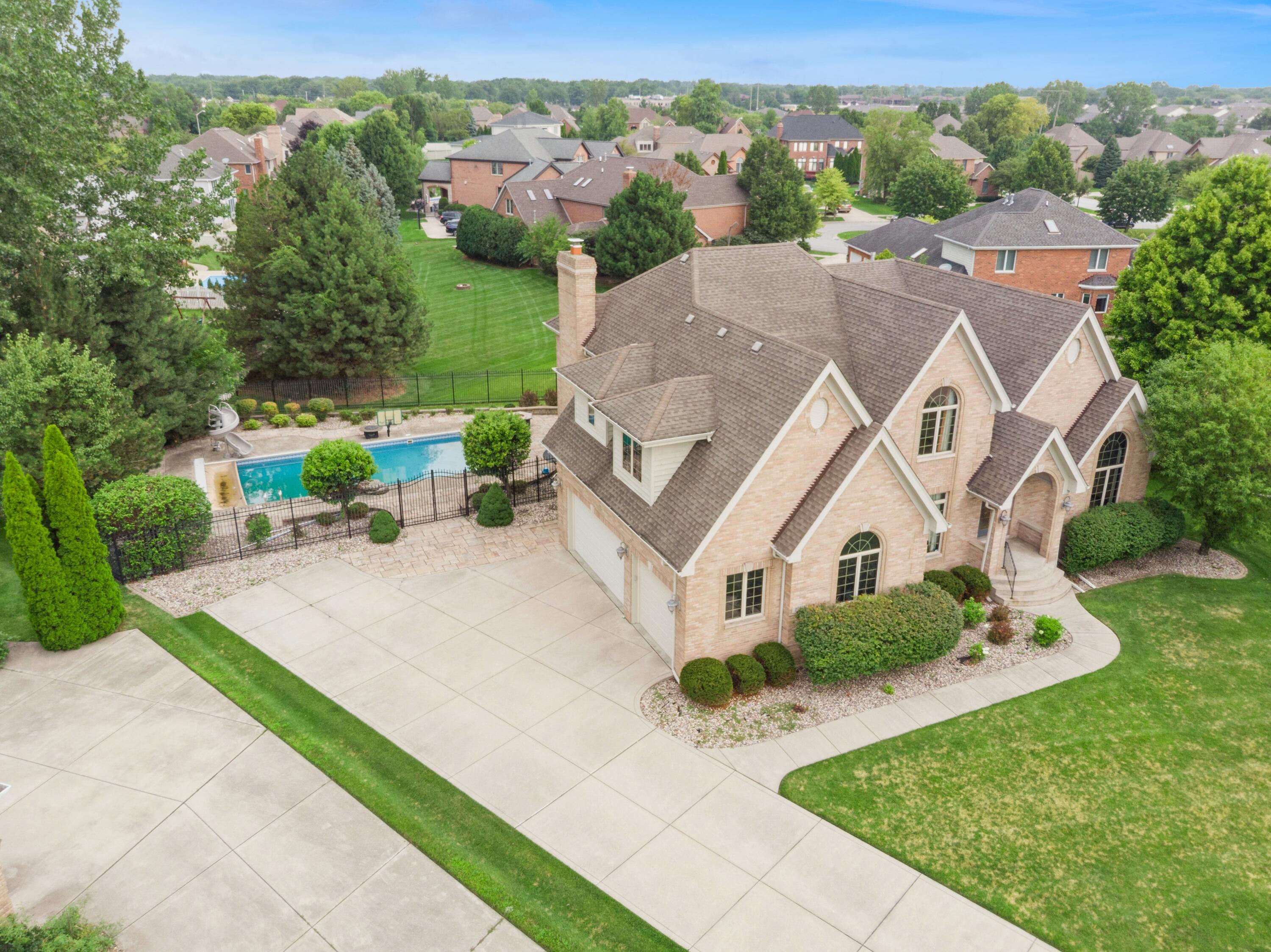 1913 Briarwood Circle