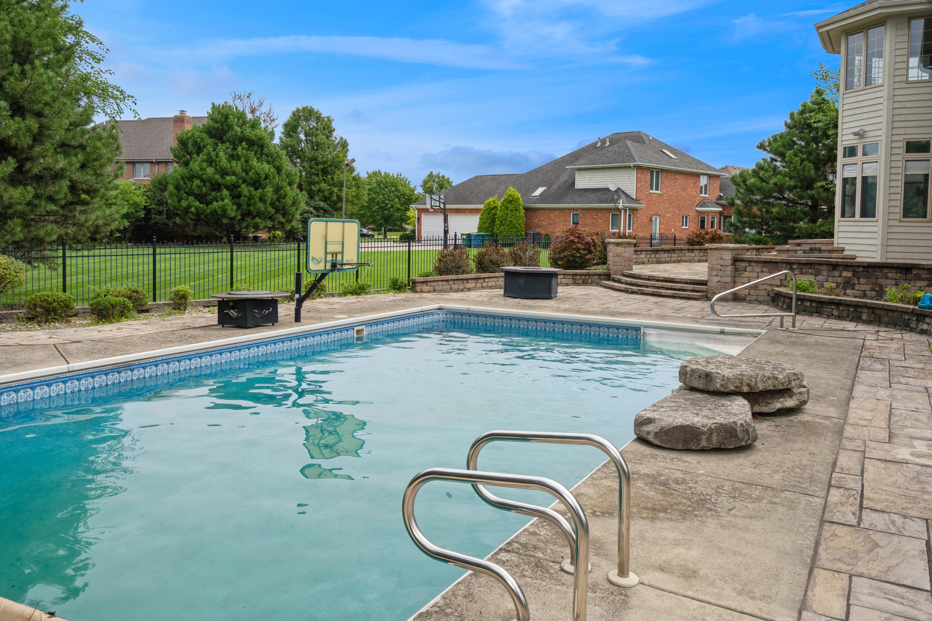 1913 Briarwood Circle