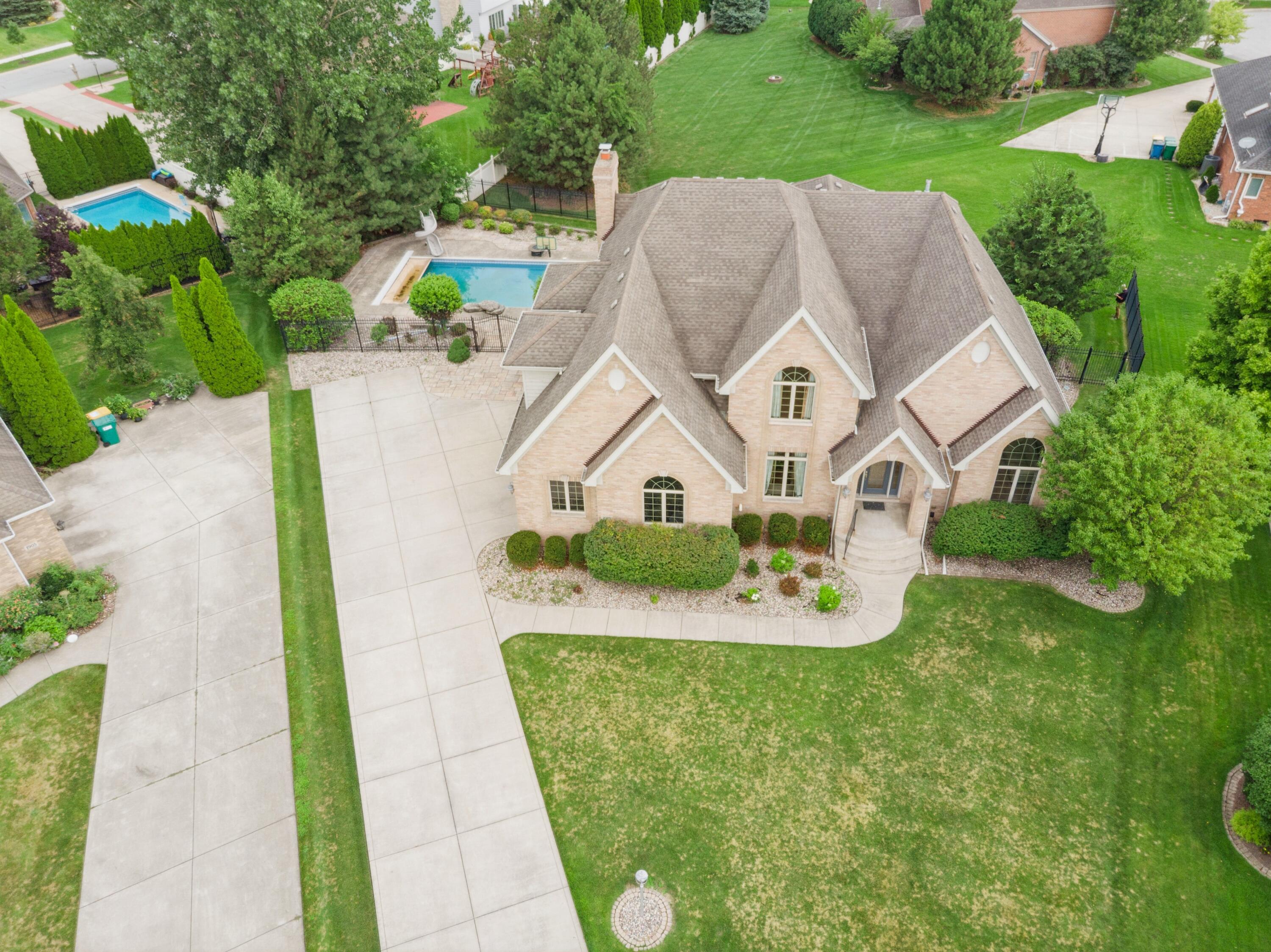 1913 Briarwood Circle