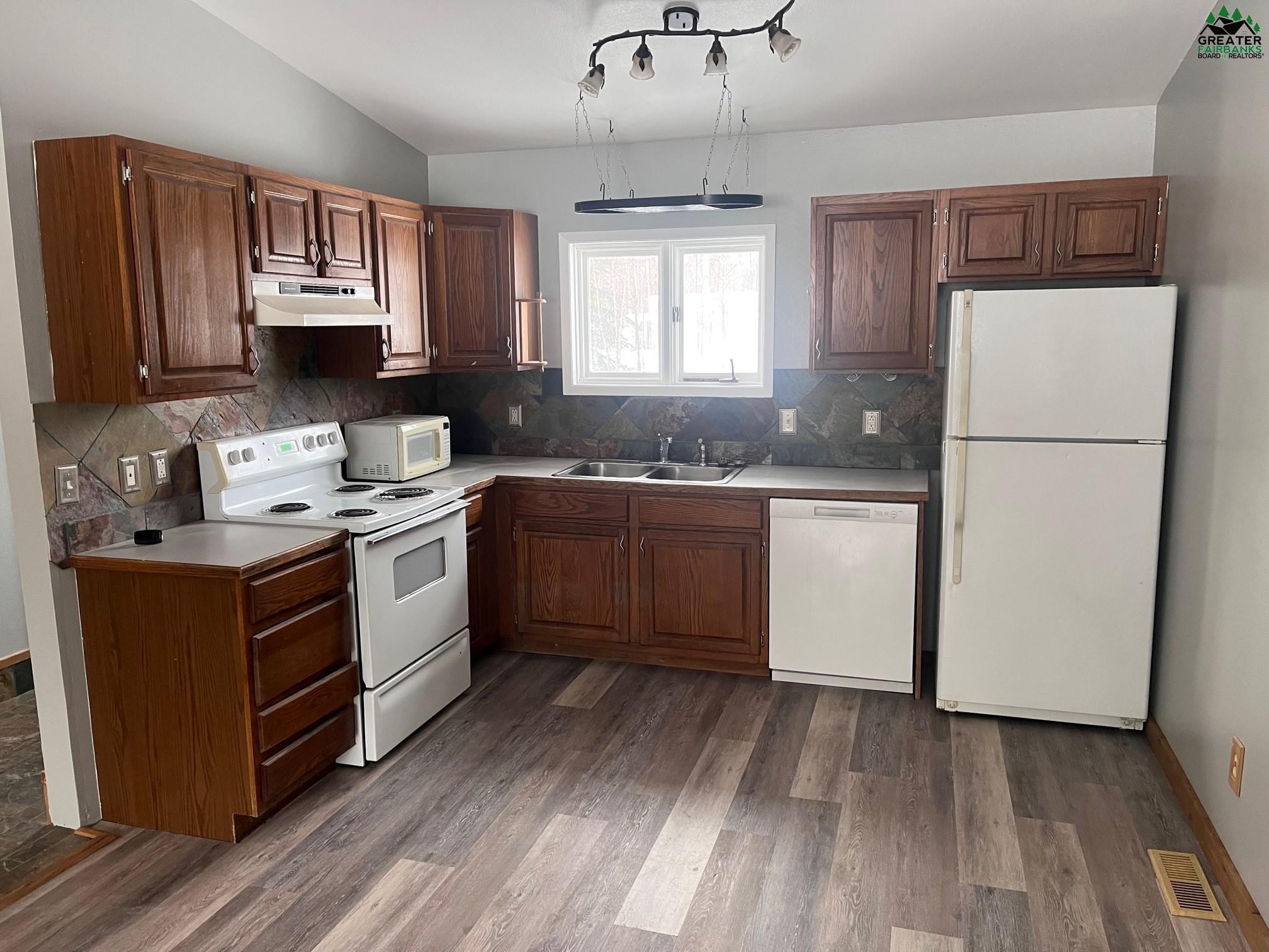 2196 PLANTERS LANE