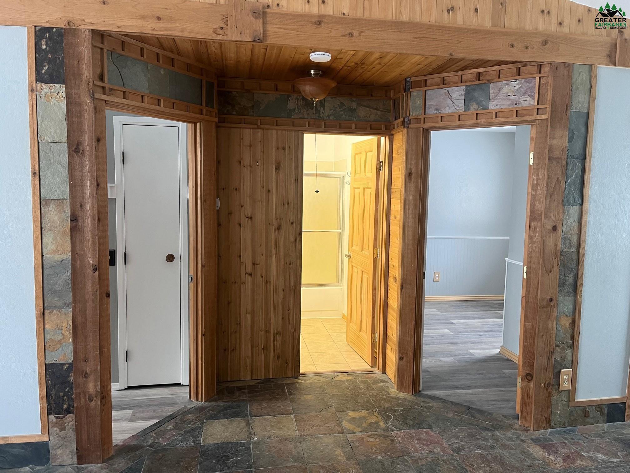 2196 PLANTERS LANE