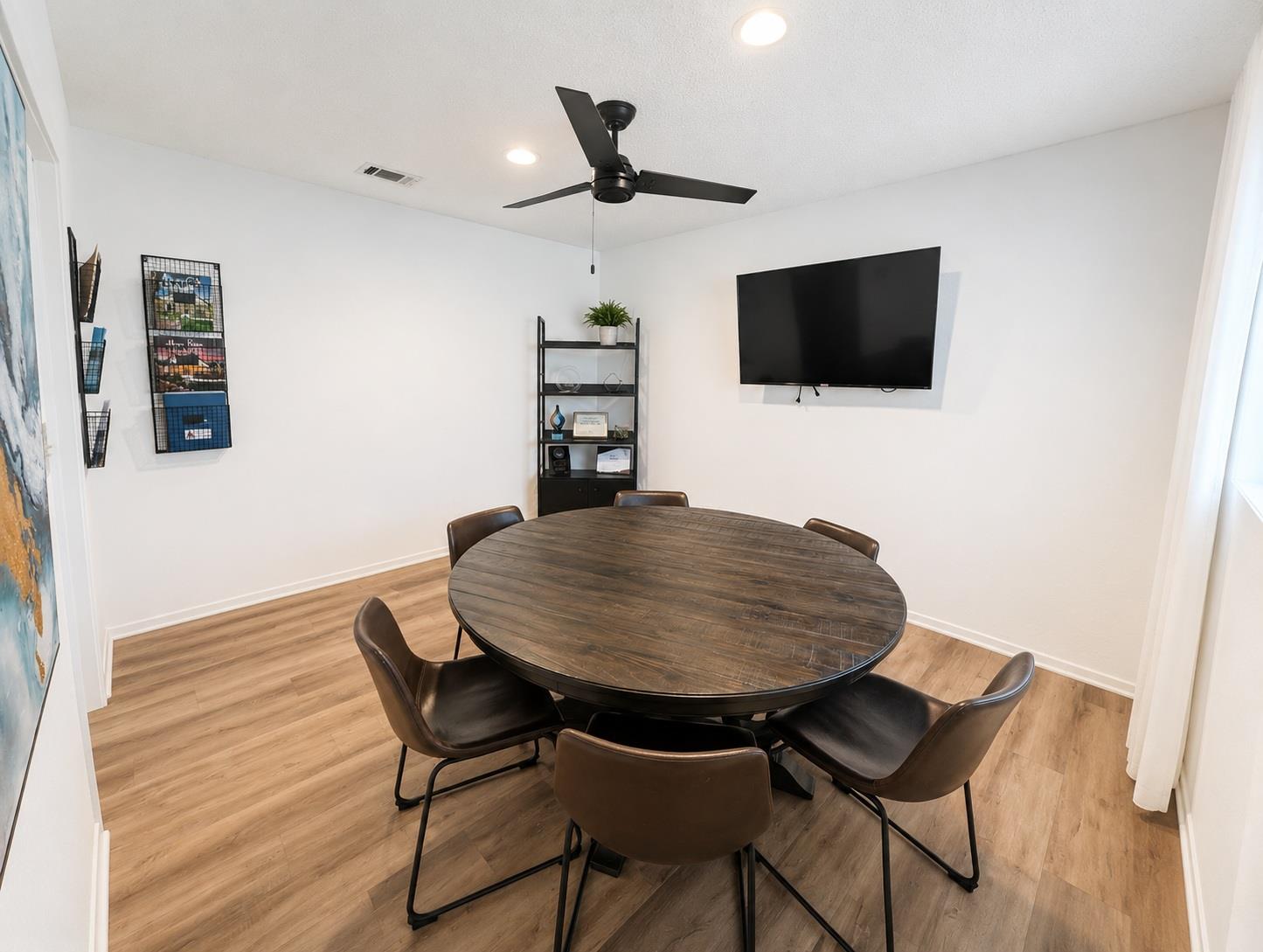 203 W New Hope DR