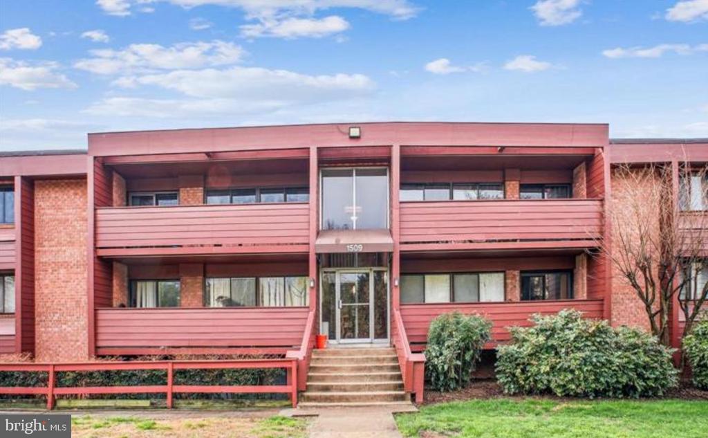 1509 S GEORGE MASON DR #22