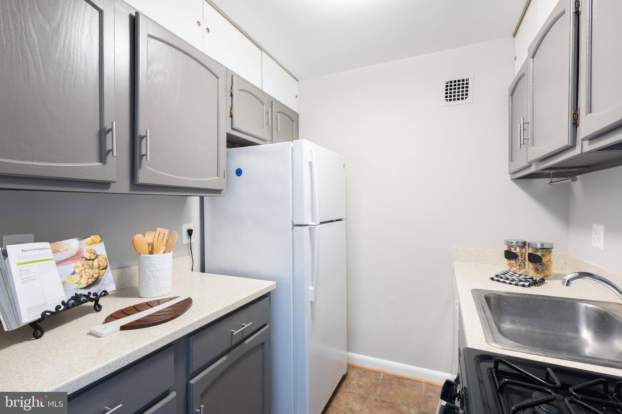 1931 N CLEVELAND STREET 602