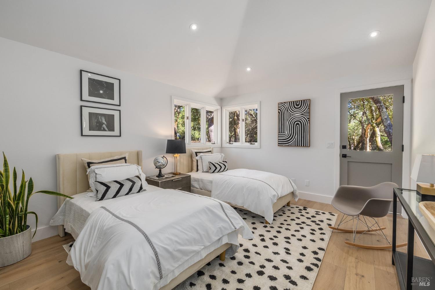 2211 Thornsberry Road