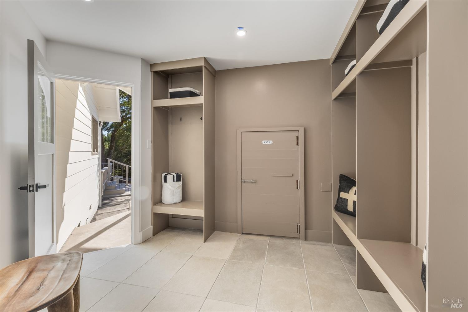 2211 Thornsberry Road