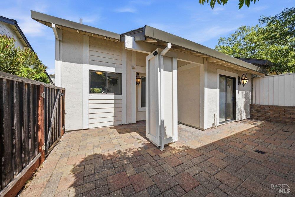 6 Village Court