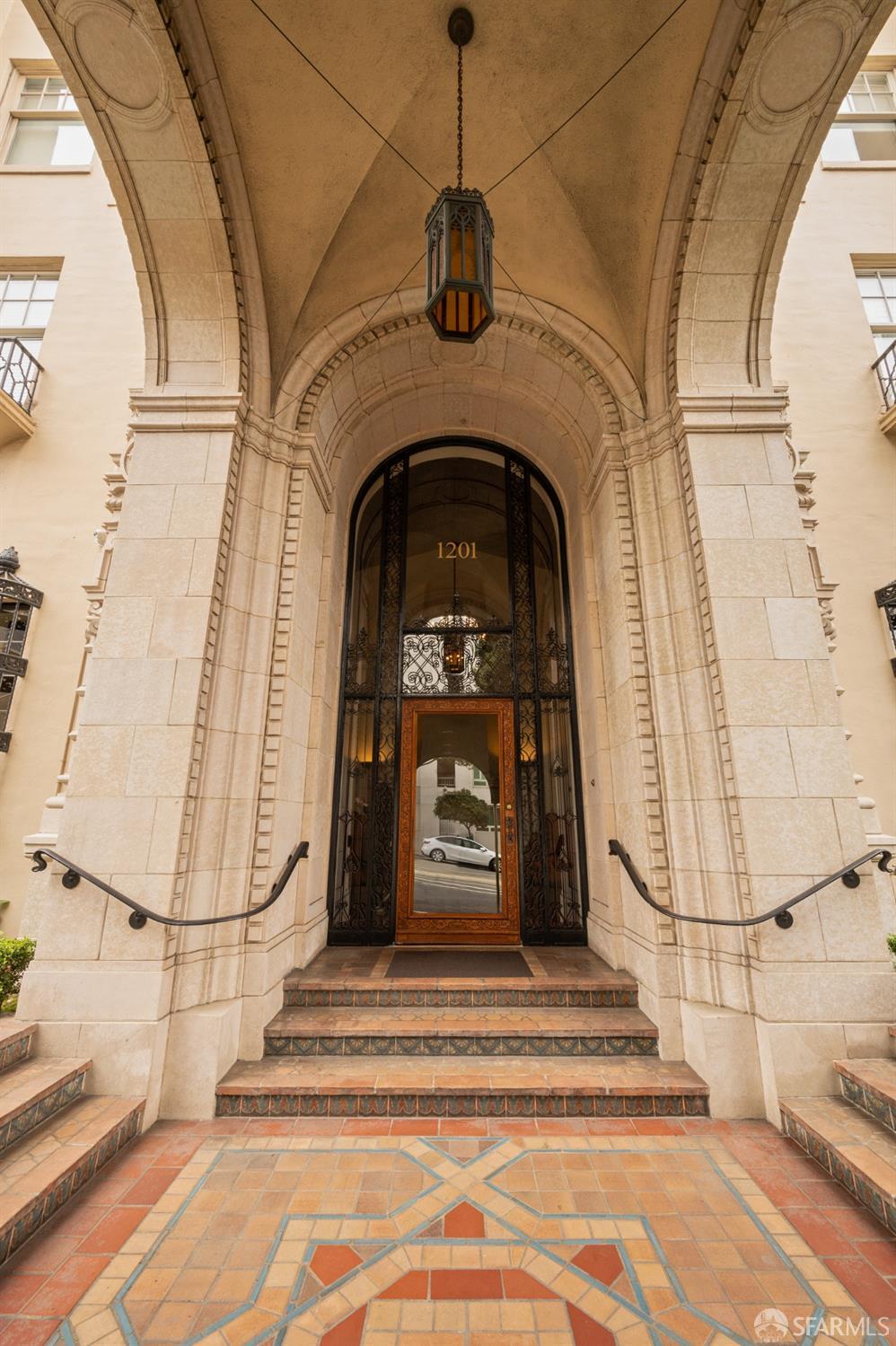 1201 California Street # 207