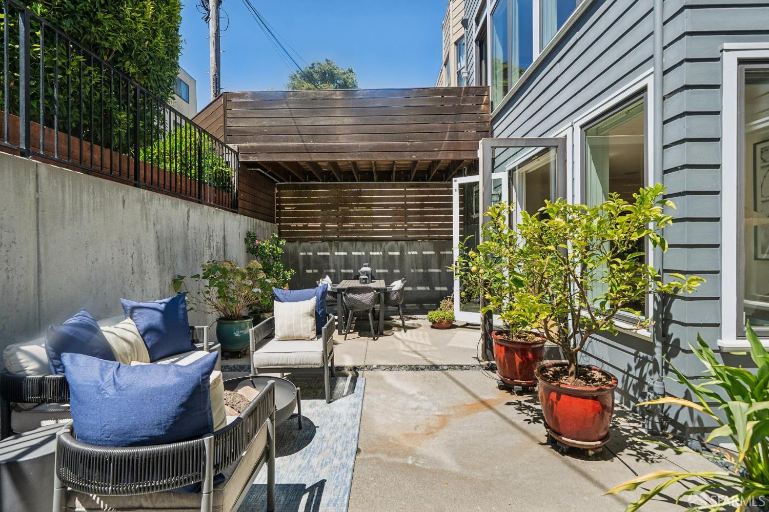 942 South Van Ness Avenue