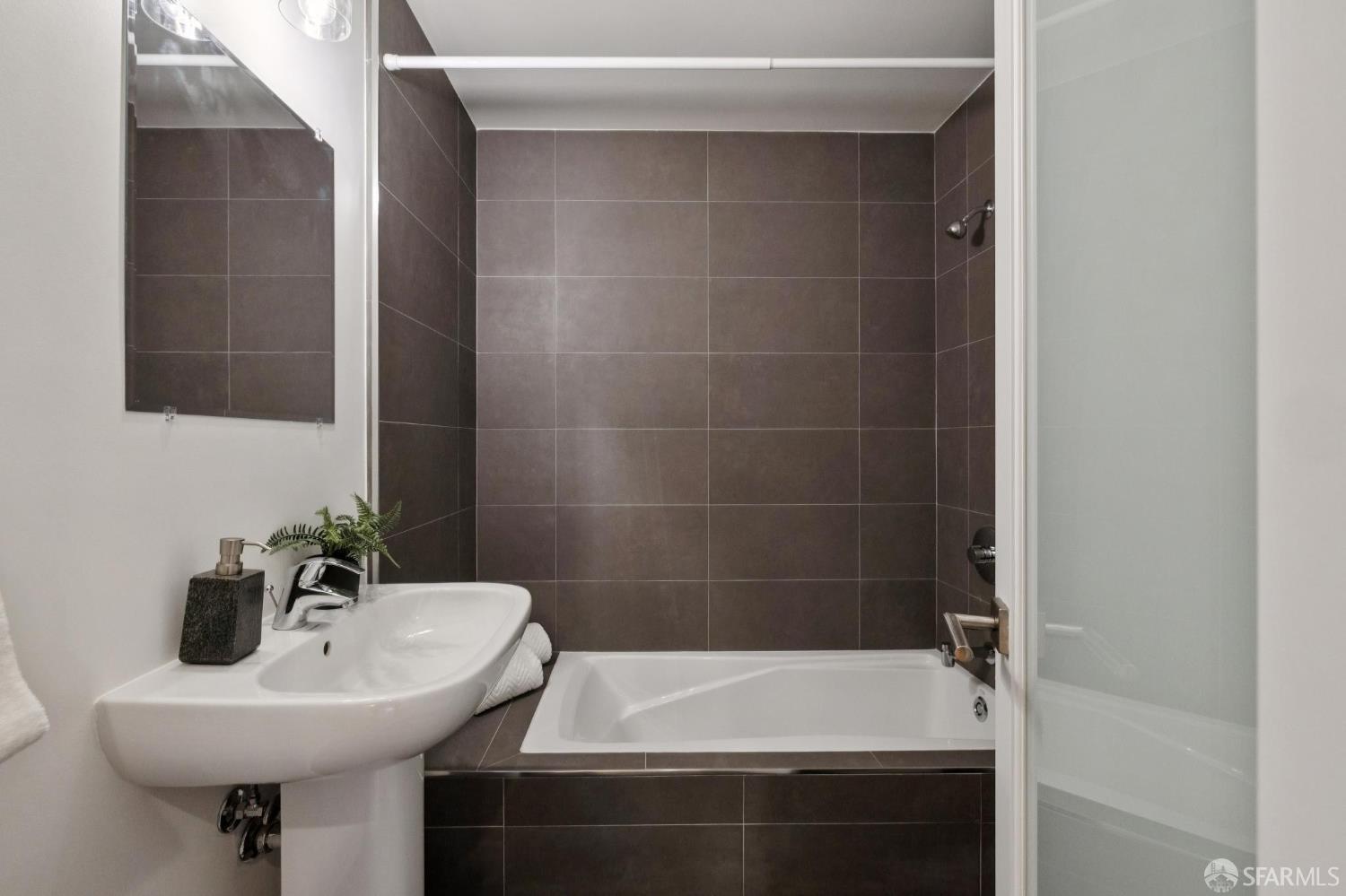 942 South Van Ness Avenue