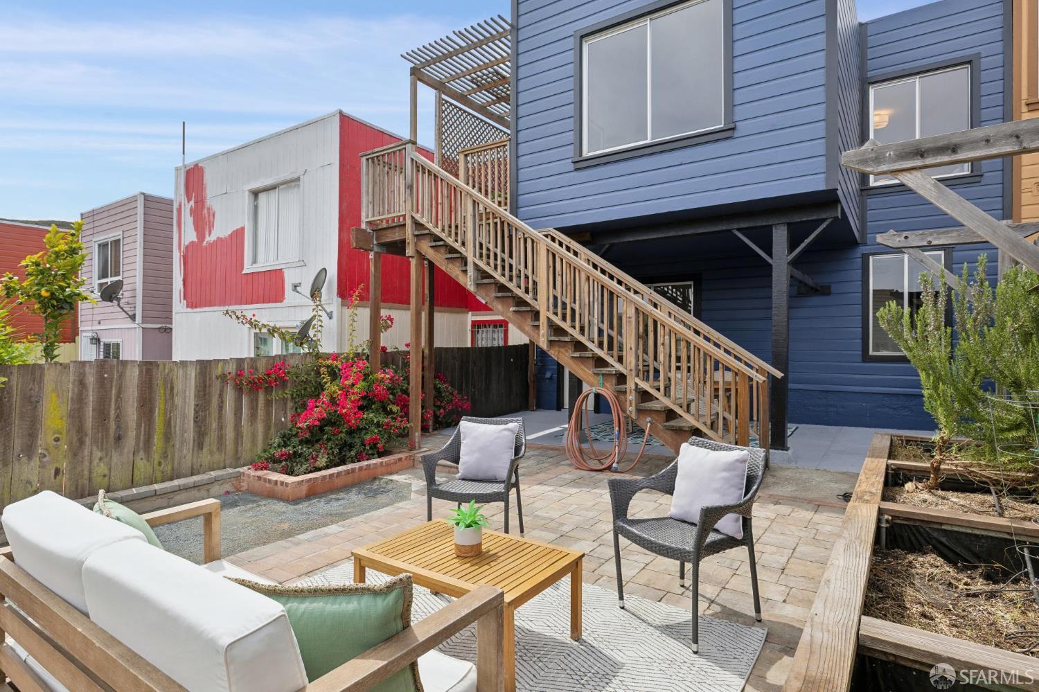 23 Esquina Drive