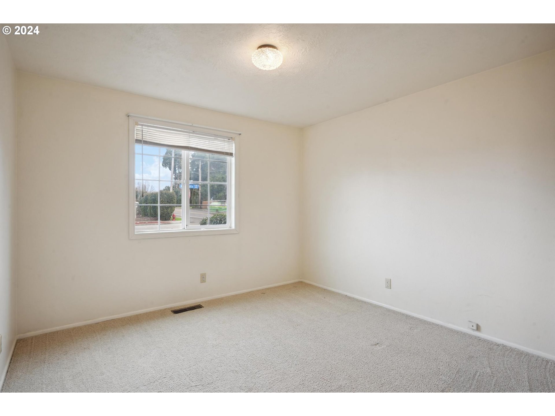 1984 MANZANITA ST NE